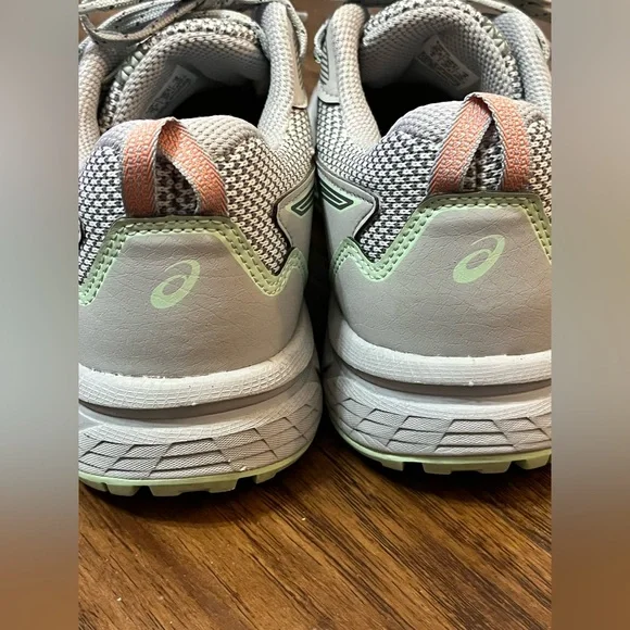 Grey ASICS sneakers. Gel-Venture 8. Women’s size 8. Great pre-owned condition - Picture 4 of 9